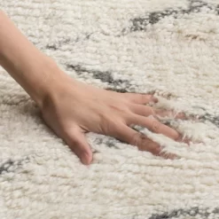 Katie Geometric Area Rug - Safavieh -Home Decor Store GUEST a5b729bd 8fd5 47f4 a6c0 d6f6e33bddff